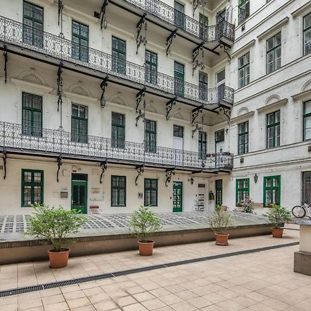 New - Central And Modern Studio Budapest Bagian luar foto